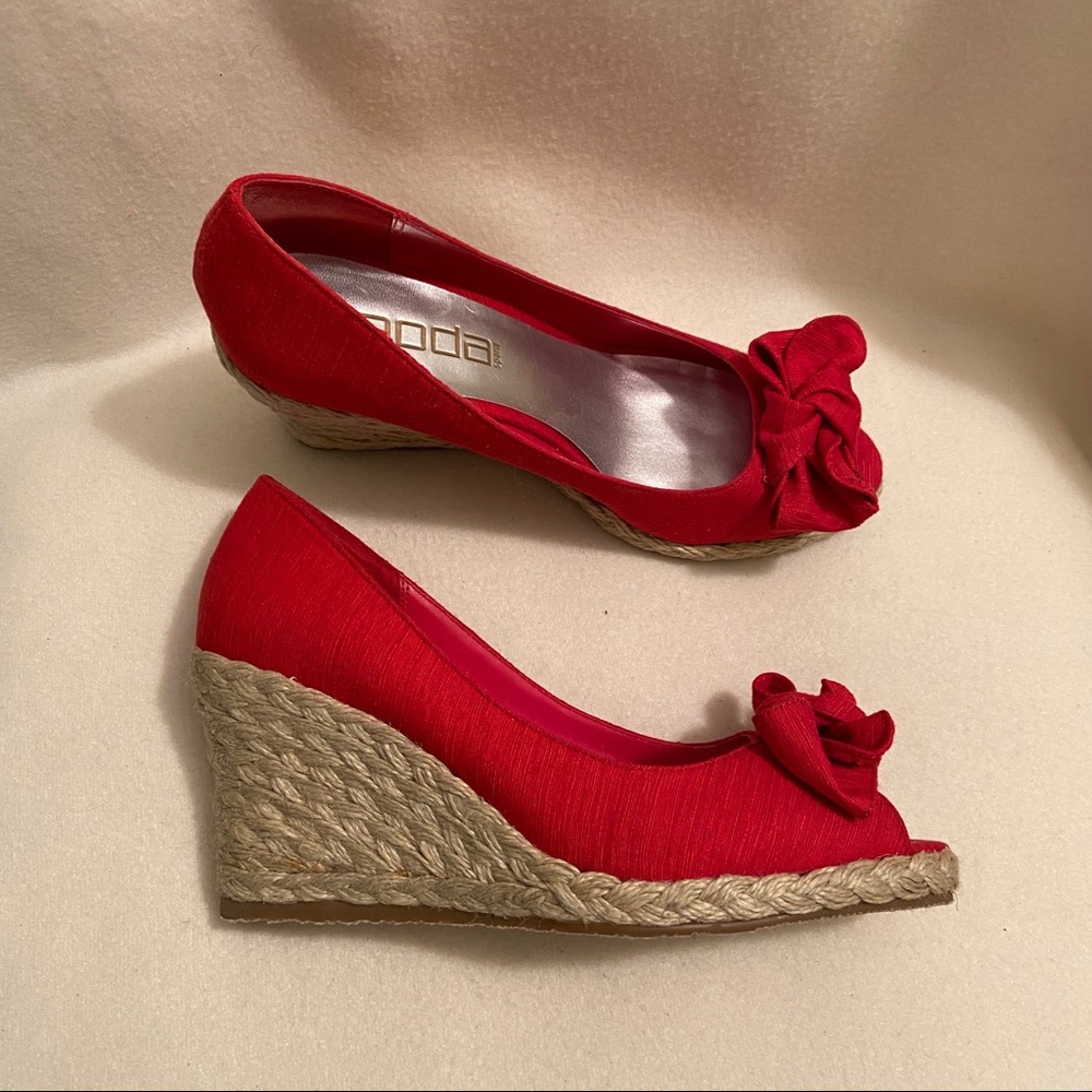 ✨NWT Moda International Peep Toe Wedges